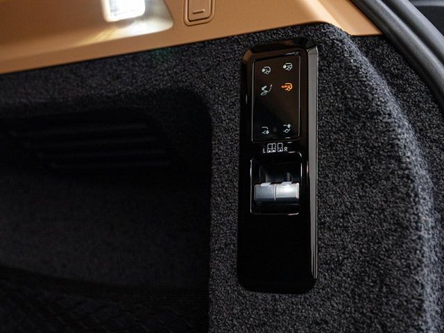 あらゆる路面に対応するテレインレスポンス！ランドローバーの高い技術でオンロードからオフロードまで道を選ばず走行可能。電子制御エアサスペンションはスムーズなDampers整により快適な乗り降りをサポートします。