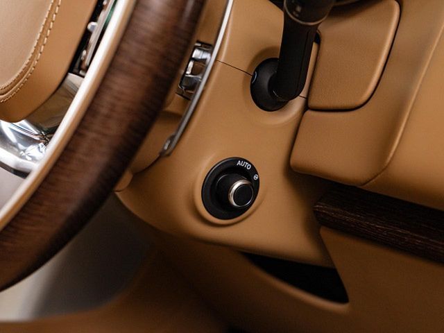電動調整ステアリングコラム　　『このレバーを使うことでハンドルの位置を前後上下に調整できます。更にシートメモリーと同時にハンドルの位置も記憶するので、大変便利な機能です。』