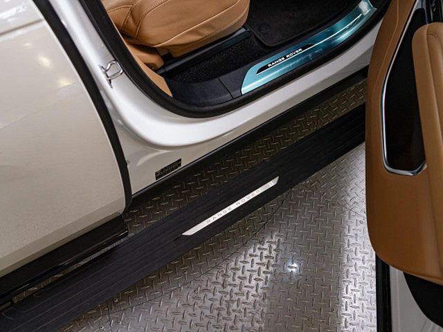 電動サイドステップを装備しております。負担が少なく乗降が可能になります。ルーフへのアクセスも良くなるため、キャリアを付けたときや洗車時にも足場として使えます。