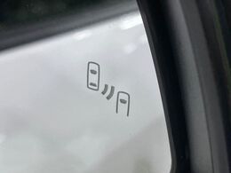 【ブラインドスポットモニター】走行中、ドアミラーの死角になりやすい箇所に後続車が接近するとサイドミラーのレンズに警告を表示！ドライバーに注意喚起をしてくれます。