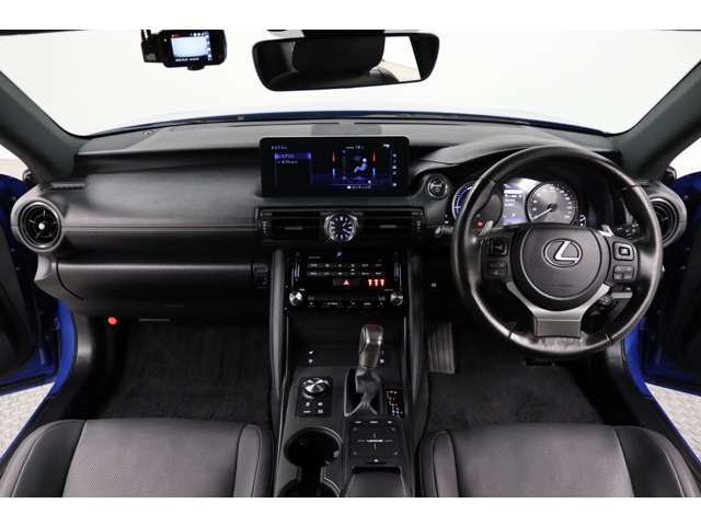 インパネ回り、後方より