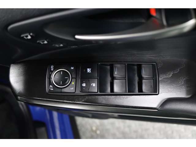 運転席ドアスイッチ回りの画像です。