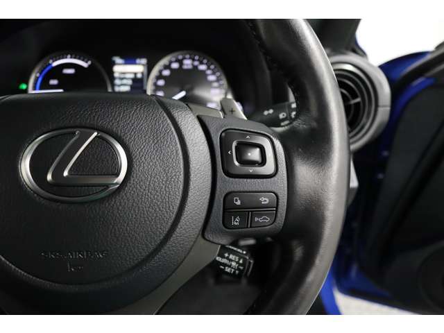 右側ハンドルスイッチの画像です。パドルシフト付きです。