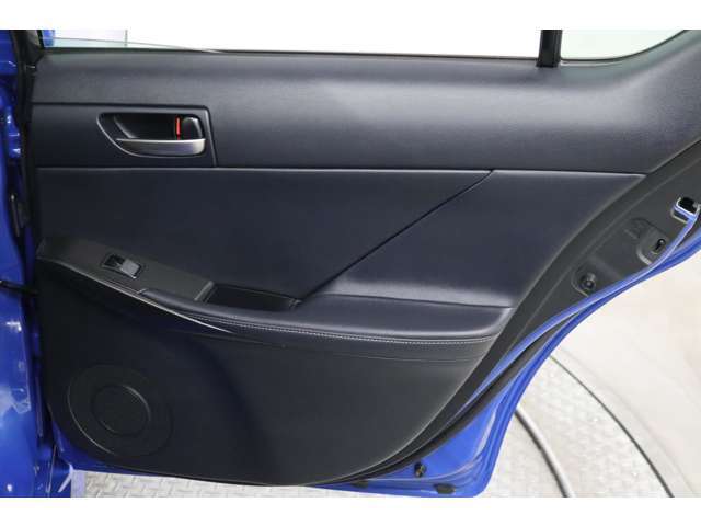 リヤドアトリムの画像です