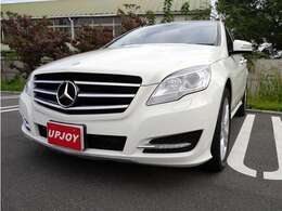 探すと少ないR350の後期モデルです。マイナーチェンジでフロントビューもイケメン顔になり、グリルも大きく押し出し感がありカッコ良いと感じます。