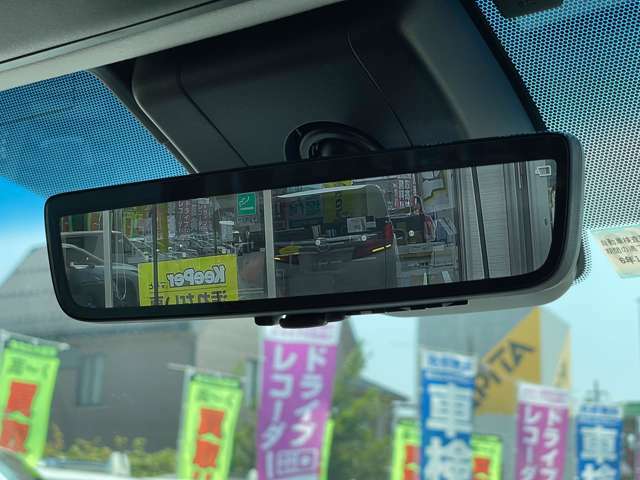 【デジタルインナーミラー】車両後方のカメラ映像をミラー面に映し出して、クリアな後方視界を確保。