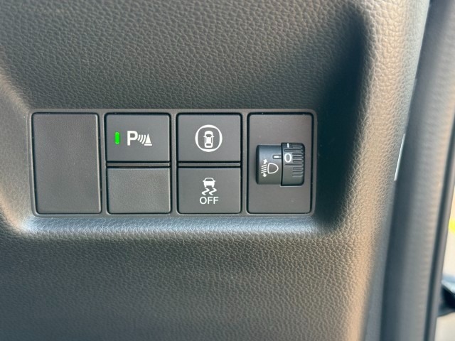 パーキングセンサーや横滑りを防ぐVSA等のスイッチ類は運転席の右側、手の届きやすい位置にあります。