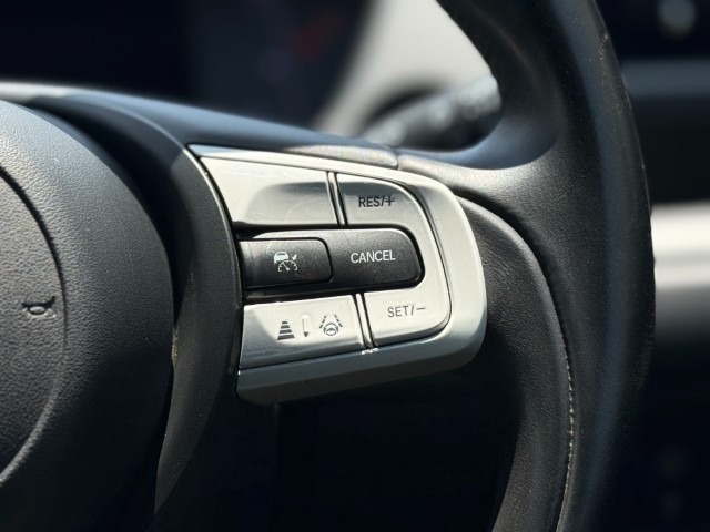 ハンドル右側スイッチは、ホンダセンシングの機能の一つ、「アダプティブクルーズコントロール」です。