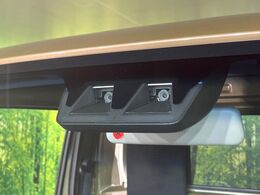 【スマートアシスト】走行中に前方の車両等を認識し、衝突しそうな時は警報とブレーキで衝突回避と被害軽減をアシスト。より安全にドライブをお楽しみいただけます。