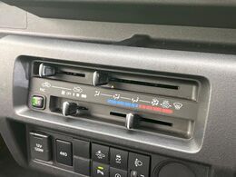 寒い冬も暑い夏も全席に快適な空調を届けてくれる、ダイヤル式エアコンを装備♪