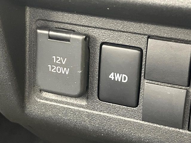 4WDのお車ですので、雪道でも安心です♪降雪地地域にお住まいの方以外にも、ウィンタースポーツが趣味の方や降雪地域へ帰省される機会がある方にもおすすめ！