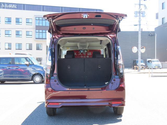 バックドアは上開き跳ね上げ式で、開口も広め！スムーズな荷物の出し入れでアウトドアも楽しくなりそう♪