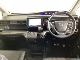 車内は光触媒抗菌消臭施工済です。インパネ周りはスタイリッシュなデザインで機能や装備も充実しています。グローブボックスやカップホルダーのほかにトレーなどたくさんの収納スペースが付いています。