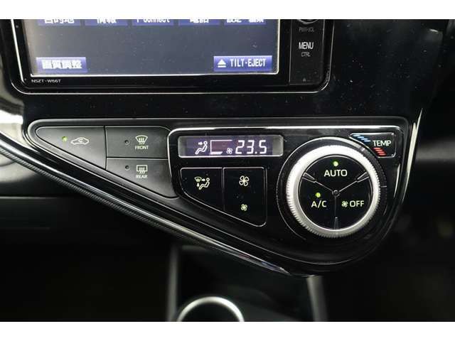 ★エアコンはオートタイプが装着済みです！オートモードにしておけば、車内温度を設定するだけで風の料や吹き出し口の切り替えを機械が行ってくれます！一年中快適な環境を作れますよ♪