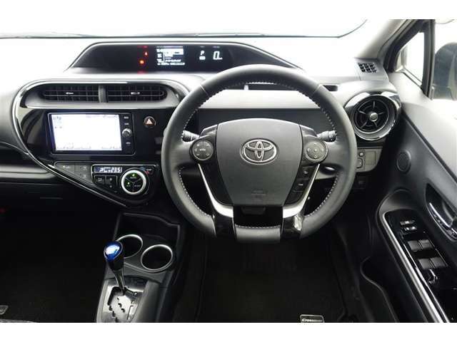 スタイリッシュなインパネ周りです！運転の際、常に目にする部分は、シックにまとめた飽きの来ないデザインが人気です！