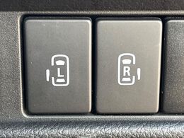 【両側パワースライドドア】スマートキーや運転席のスイッチで後席両側スライドドアの開閉が可能♪電動だから力を入れてドアを開ける必要が無く、小さなお子様でも簡単に開け閉めでき快適です♪