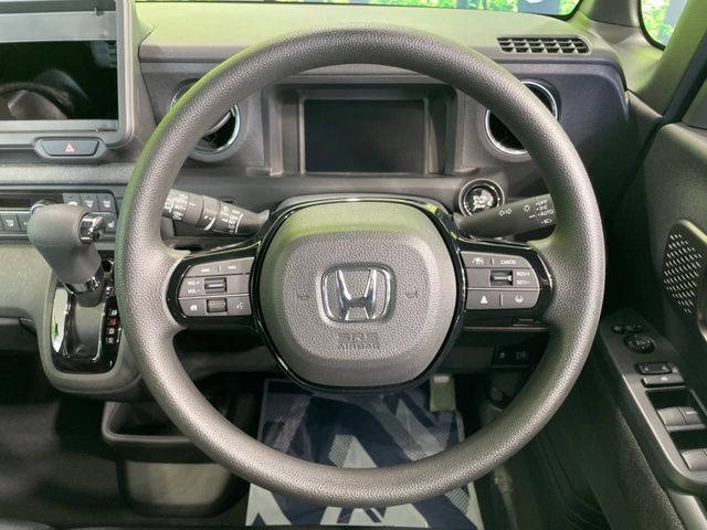 インテリアに合わせたデザインのステアリングは、運転される方のことも考え、運転しやすい形状、大きさです。是非一度、実際に触ってお確かめください。