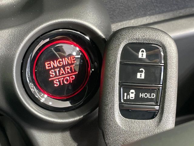 【Hondaスマートキー】カバンやポケットに入れたままでもドアの施錠・解錠が可能なスマートキーを装備。エンジンのオン・オフ時もカギを取り出す必要が無いからとっても便利です♪