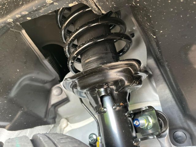 お車を安心してお乗りいただく為には、足回りの定期点検が欠かせません。サービスサポート（有償保証）では無料点検もご提供しており、安心のカーライフをお過ごしいただけるサポート体制が整っています。