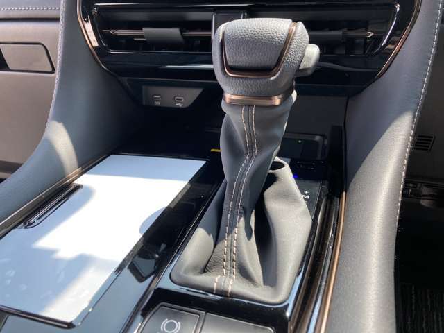 新車時のシフト横の白いステッカーも残っています！！