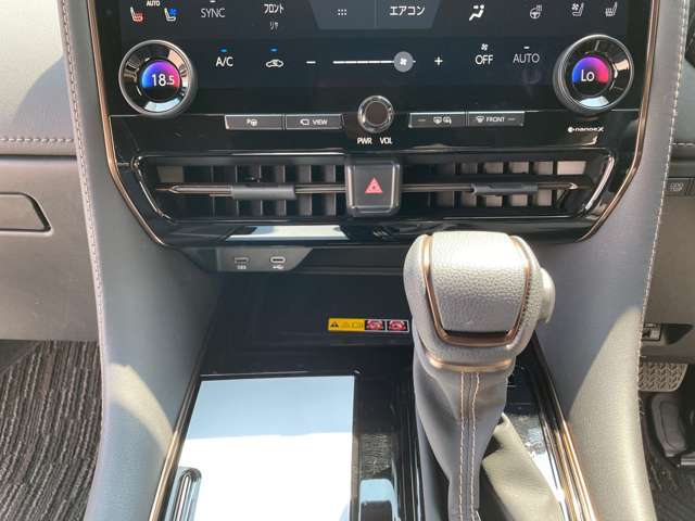 新車時のシフト横の白いステッカーも残っています！！