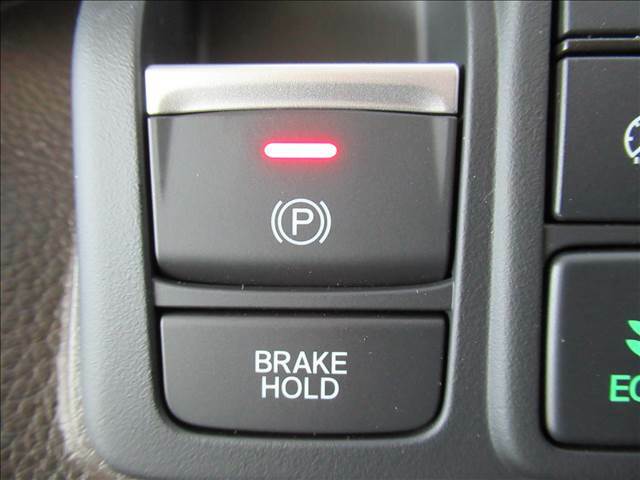 【電動パーキングブレーキ】ボタン一つでサイドブレーキがかかります。傾斜があるところでの停車で必要になりますのでワンタッチでできるのは魅力的ですね。