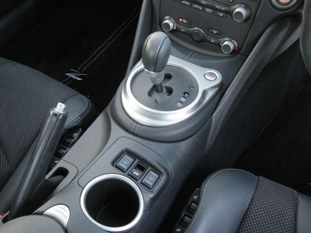 運転がしやすい【オートマチック】です。シフトがどこに入っているか一目瞭然で、操作間違いは起きにくいのではないでしょうか？サイドブレーキは手で引くタイプのパーキングブレーキでシンプルな操作性のお車です。