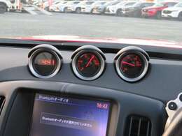 電圧計はバッテリーやオルタネーターの状態をチェックでき、車両のパフォーマンスを最適化。故障を未然に防ぐことができ、油温計はエンジンオイルの温度を表すメーターのことで、油温が正常であるかを確認可能です！