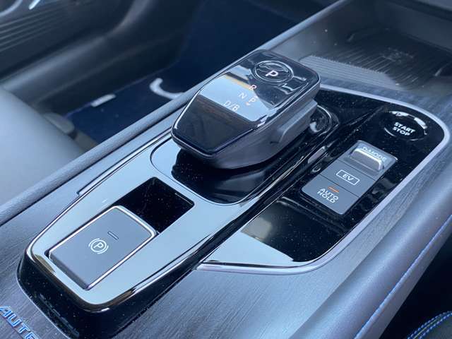 ノートオーラのシフトレバーです。停止を保持するオートホールド付電動パーキングブレーキ付です。