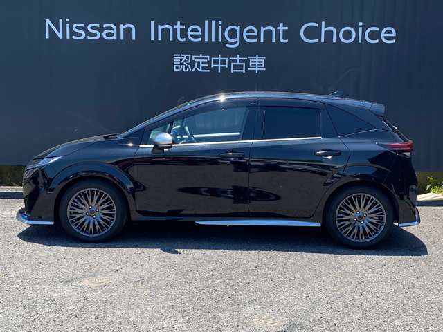 ノートオーラの横からの画像になります。当店は全車　整備・保証付なので安心してご検討頂けます。