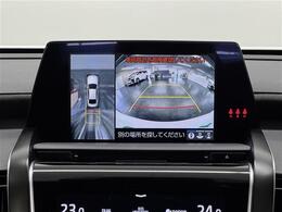 【パノラミックビューモニター】自車周辺をぐるりと俯瞰できるカメラで危険を察知。上空からの映像で自動車や障害物の位置が詳細に確認できるので、狭い駐車場でも安心して駐車できますね。