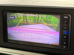 【バックカメラ】駐車時に後方がリアルタイム映像で確認できます。大型商業施設や立体駐車場での駐車時や、夜間のバック時に大活躍！運転スキルに関わらず、今や必須となった装備のひとつです！