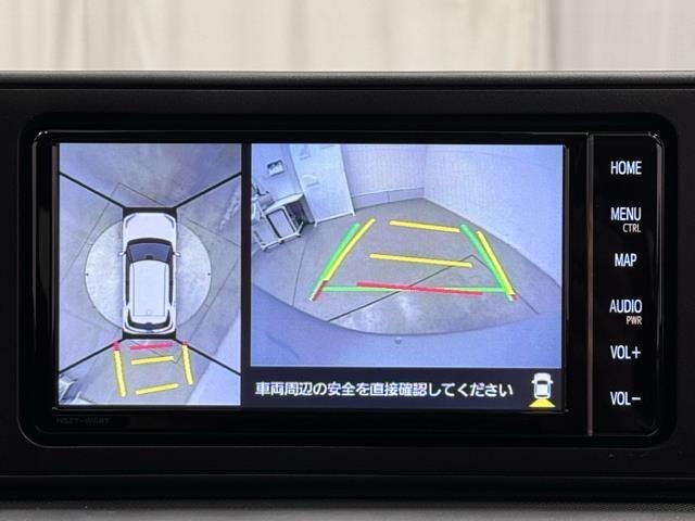 パノラミックビューモニターシステムが付いているので車の上から見た映像が確認できますよ。　一目で車両周辺の情報を確認できますが、直接安全をご確認下さい。