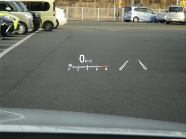 カラーヘッドアップディスプレイ付き。少ない視線移動で情報を確認できるので、運転の疲労軽減に繋がりますよ♪