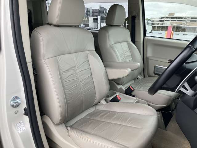 デリカD5では希少な本革シートですよ！破れなどもなく状態はいいです。