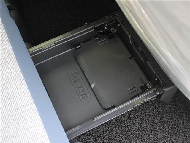 便利な後部席のシート下の収納スペース
