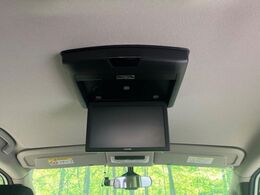 【フリップダウンモニター】大画面モニターで後席でもエンタメをお楽しみいただけます。小さなお子様にも大人気の装備です♪
