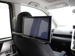 前席のヘッドレストに専用アームで固定し、後席の両側から見やすい位置にセットされた10.2インチ後席ディスプレイが搭載されています。