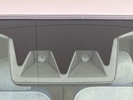 【スマートアシスト】走行中に前方の車両等を認識し、衝突しそうな時は警報とブレーキで衝突回避と被害軽減をアシスト。より安全にドライブをお楽しみいただけます。
