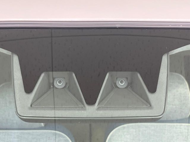 【スマートアシスト】走行中に前方の車両等を認識し、衝突しそうな時は警報とブレーキで衝突回避と被害軽減をアシスト。より安全にドライブをお楽しみいただけます。