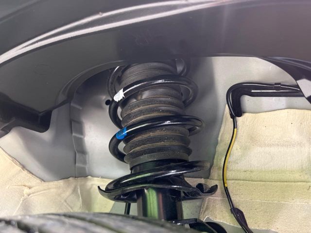 お車を安心してお乗りいただく為には、足回りの定期点検が欠かせません。サービスサポート（有償保証）では無料点検もご提供しており、安心のカーライフをお過ごしいただけるサポート体制が整っています。