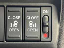 【両側パワースライドドア】スマートキーや運転席のスイッチで後席両側スライドドアの開閉が可能♪電動だから力を入れてドアを開ける必要が無く、小さなお子様でも簡単に開け閉めでき快適です♪