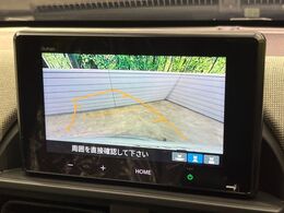 【バックカメラ】駐車時に後方がリアルタイム映像で確認できます。大型商業施設や立体駐車場での駐車時や、夜間のバック時に大活躍！運転スキルに関わらず、今や必須となった装備のひとつです！