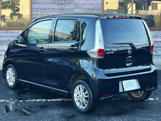 テールランプは割れ等も無くクリアでとてもキレイな状態です♪ハッチも大きく荷物の積み込みもラクラクです♪