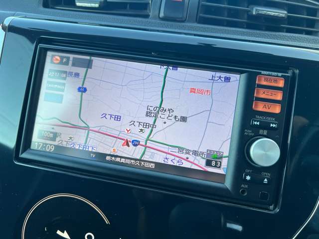 純正ナビが装備されております♪画面もクリアで運転中も確認しやすいです♪フルセグTVの視聴もお楽しみ頂けます♪AUX接続も可能ですのでスマホなどからお好きな音楽をたくさん聴いていただけます♪