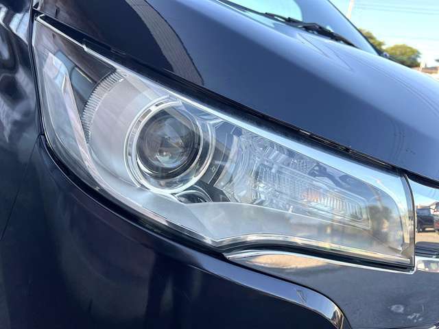 ヘッドライトは曇りや黄ばみ、ヒビ割れ等もなくキレイな状態です♪HIDですので消費電力が低いのに広範囲を照らしてくれるので夜間の視界も良好です♪