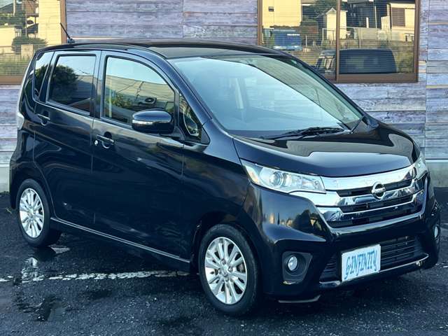 外装色は人気の ブラックパール になります♪コンパクトで運転もしやすく、軽やかにドライブを楽しめます♪燃費はハイブリッド車にも劣らず維持費も◎♪