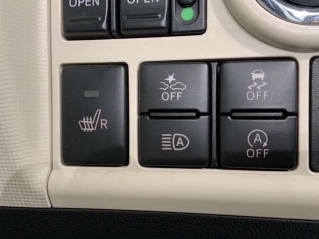 運転席にはシートヒーターが付いています！寒い日に便利な装備ですね。