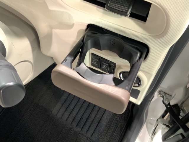 格納式のカップホルダーがあります。