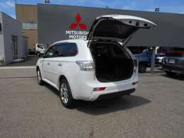 テールゲートもここまで開くので荷物の出し入れがしやすいですよ＾＾